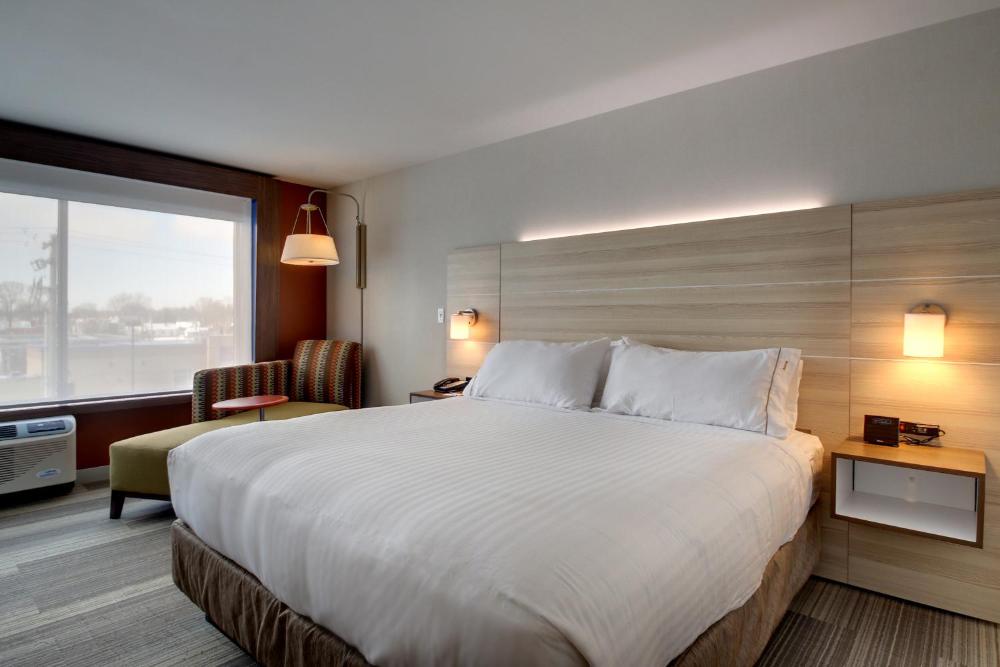 Standard King Room with Roll-in Shower - Mobility Accessible interior